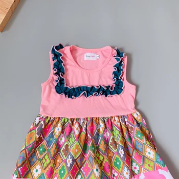 Baby girl vasaros rožinės spalvos viršūnes su tamsiai mėlyna pynimas apykaklės geometrijos modelį naujausias suknelė su dvigubo ruffles