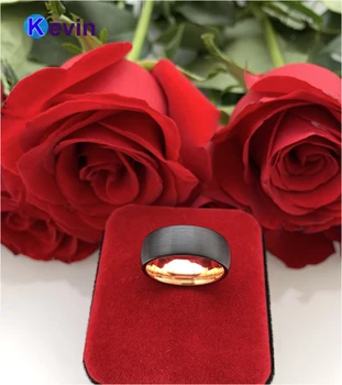 Labai populiarus dome band volframo vestuvių žiedas su juodu teptuku lauke ir rožinė aukso spalvos viduje apdaila