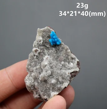 Natūralus retas Cavansite (vandens silicio vanadžio kalcio) mineraliniai pavyzdys akmens ir kvarco kristalų iš Indijos