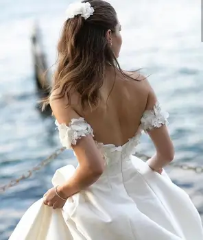 Off Peties Satino Vestuvių Suknelė 2020 Backless-line Grindų Ilgis Teismas Traukinio Vestuvinės Suknelės Puikus Žavinga 3D Gėlės Paprasta