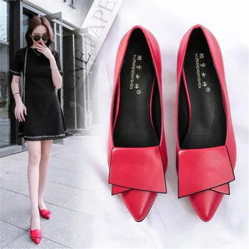 2019 m. Pavasarį naujas storio su laukinių moterų bendrosios batai korėjos versija seklių burną nurodė juoda raudona obcasie darbo batai